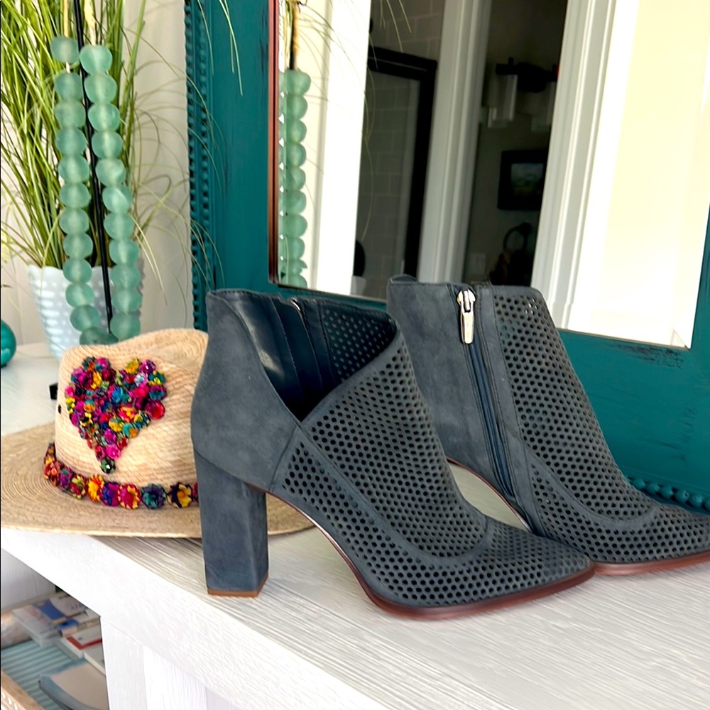 Vince Camuto Stylish Gray Ankle Boots! Size 9/40.